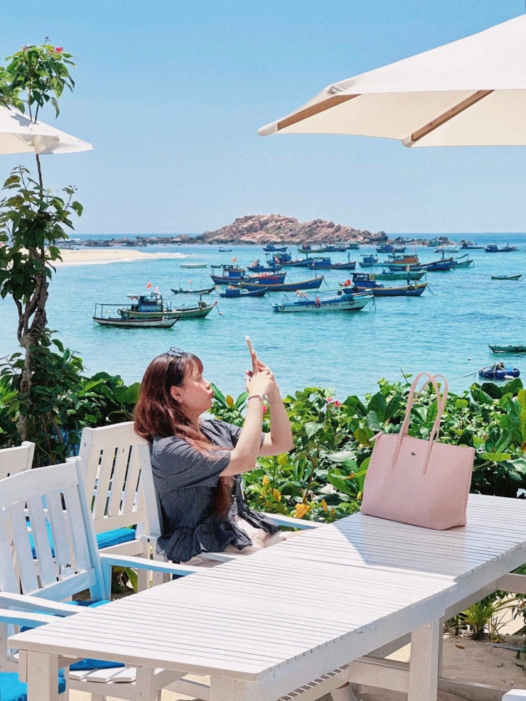 Một trong những điểm nhấn không thể bỏ qua ở Nhơn Hải là các quán cà phê ven biển. Hai cái tên được Vinh gợi ý là Cococamp và Quà Của Ốc – mỗi nơi mang một phong cách riêng. Cococamp có không gian ngoài trời, gần bãi tắm, nhìn thẳng ra biển – lý tưởng để đón gió, uống nước mát sau hành trình di chuyển. Ảnh Đặng Quang Vinh