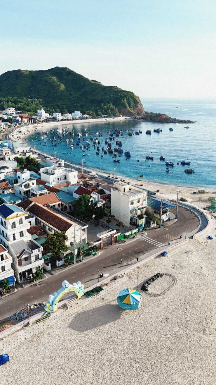 Dù thời gian lưu trú khá ngắn, anh Vinh vẫn gợi ý một hoạt động thú vị tại đây mà anh chưa kịp thử: tour ngắm san hô, lặn rong mơ và khám phá đảo Hòn Khô – một trải nghiệm rất đặc trưng của vùng biển Nhơn Hải. Nhiều người từng tham gia đều đánh giá cao độ trong của nước, hệ sinh thái phong phú và vẻ đẹp của đảo nhỏ chỉ cách bờ vài phút đi thuyền. Ảnh Đặng Quang Vinh