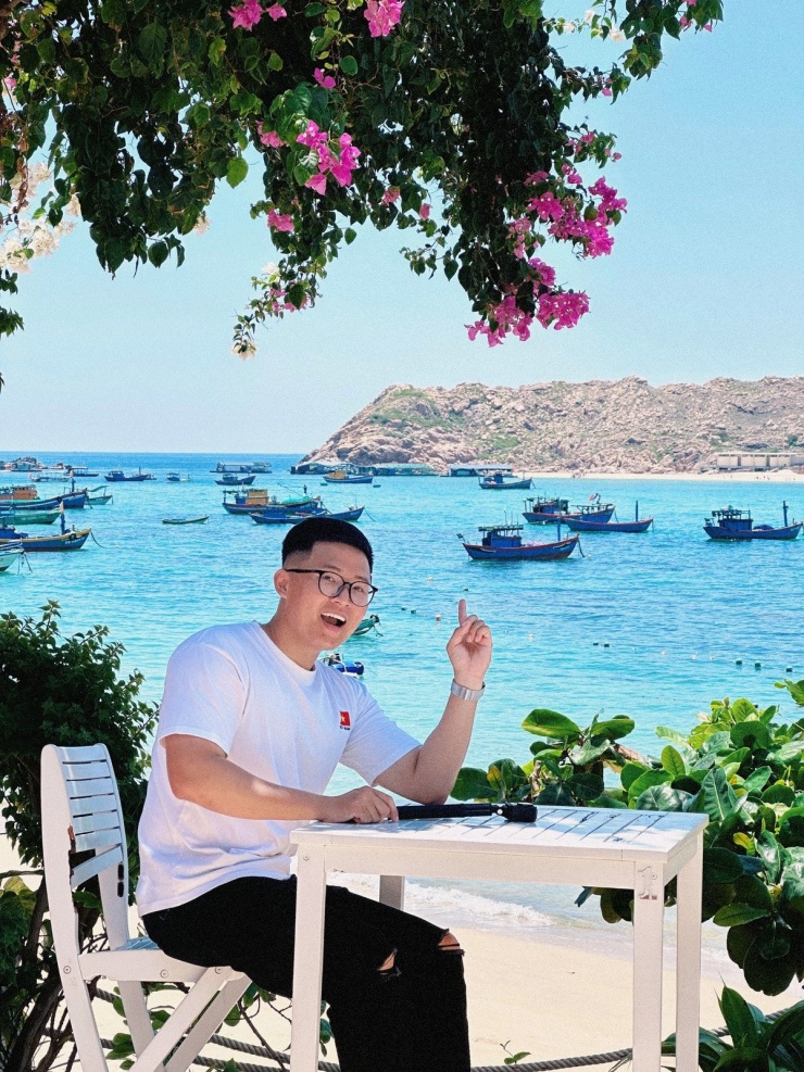 Còn Quà Của Ốc lại gây ấn tượng với thiết kế mang phong cách Santorini (Hy Lạp), nằm ngay tuyến đường ven biển. Từ chiều muộn là thời điểm đẹp nhất để ghé quán này, khi ánh sáng dịu, nắng không chiếu trực tiếp và khung hình lên ảnh rực rỡ nhưng không bị ngược sáng. Giá nước uống dao động từ 15.000–30.000 đồng. Ảnh Đặng Quang Vinh