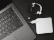 Sạc iPhone bằng bộ sạc của MacBook sẽ gây cháy nổ, hư pin?