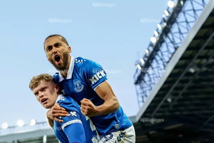 Tình hình chuyển nhượng của MU có bước ngoặt bất ngờ khi họ quan tâm đến Dominic Calvert-Lewin (phải). ẢNH: EPA