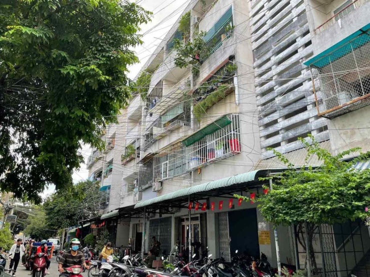 Nhiều cư dân tại cư xá Độc Lập lắp đặt khung sắt ở khu vực ban công. Ảnh: Như Sỹ