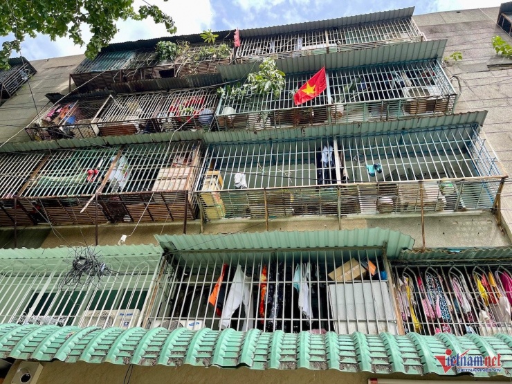 Theo cư dân, việc lắp "chuồng cọp" là để tăng diện tích sử dụng và đề phòng trộm cắp. Ảnh: Anh Phương