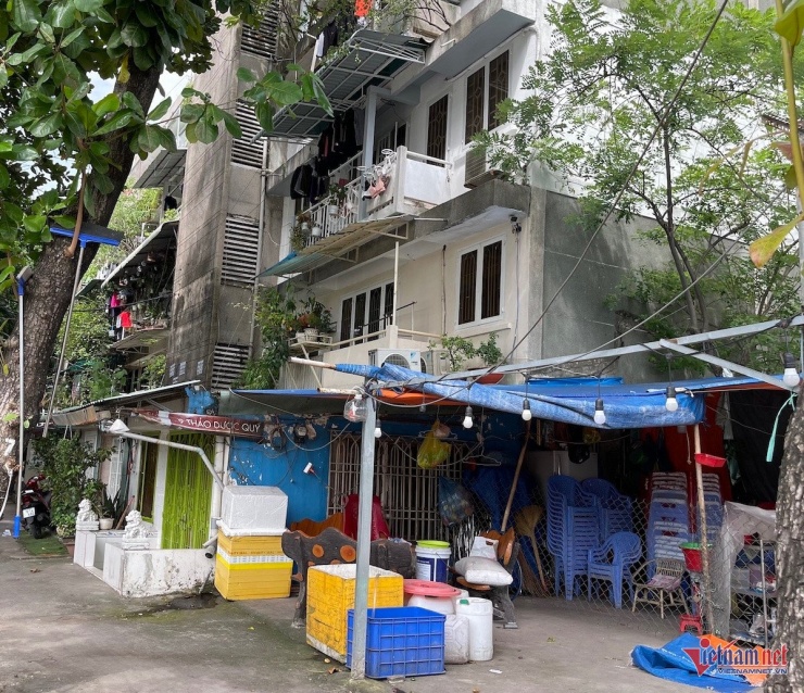 Một số căn hộ hiếm hoi tại lô số 2 cư xá Thanh Đa không lắp khung sắt bảo vệ dù ở tầng thấp. Ảnh: Anh Phương