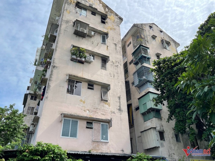 Một số cư dân tại cư xá 1A - 1B Nguyễn Đình Chiểu lắp đặt thêm các khung sắt để nới rộng diện tích sử dụng. Ảnh: Anh Phương