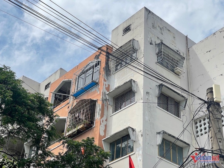 Một số "chuồng cọp" trên cao tại chung cư 537 Phạm Văn Đồng. Ảnh: Anh Phương