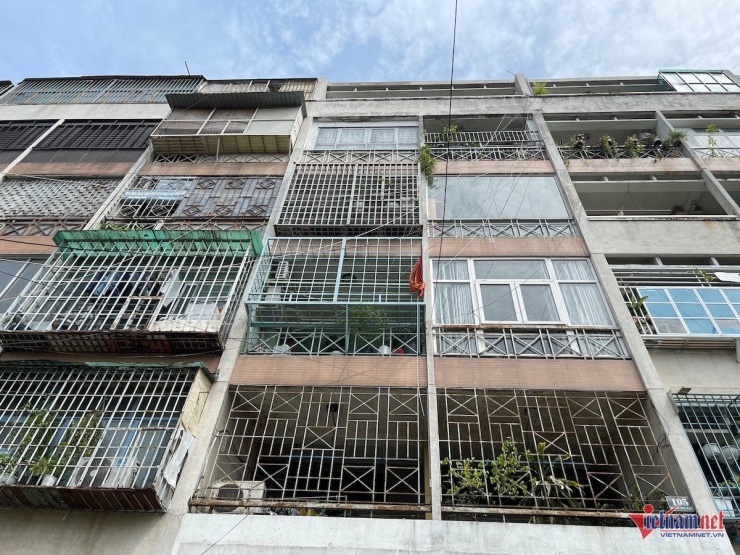 Khung sắt dày đặc tại ban công của các căn hộ chung cư 548 Phạm Văn Đồng. Ảnh: Anh Phương