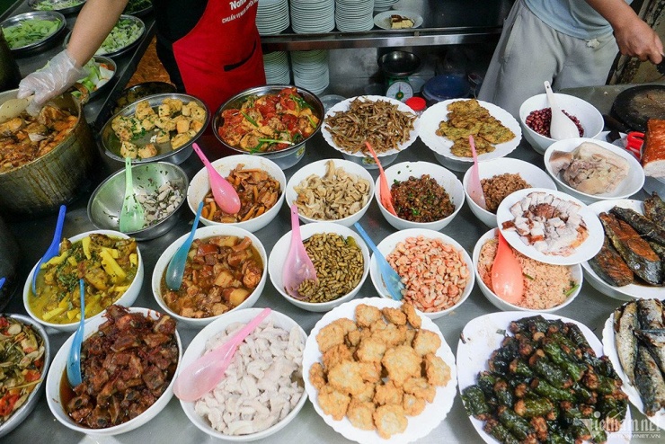 Nhiều quán cơm văn phòng tìm cách xoay sở. Ảnh minh họa: Linh Trang