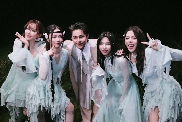 Sang đến livestage thứ hai, với ca khúc 'Em chỉ là', Lyhan (thứ hai từ phải qua) bất ngờ trở nên nữ tính, hát ballad dịu dàng. Đội trưởng Bích Phương nhận xét giọng ca của Lyhan 'như thiên thần'. Khách mời Tăng Duy Tân cho biết Lyhan làm anh nhớ tới những trăn trở của chính mình khi mới vào nghề ngày trước. Qua quá trình làm việc nhóm, anh cảm nhận ca sĩ trẻ là người 'tâm hồn khá xước, giọng hát làm người khác nổi da gà'.