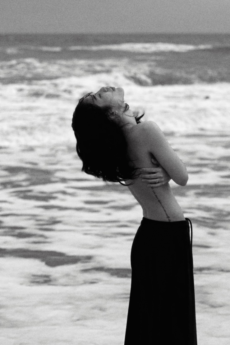 Lyhan thích chụp ảnh đen trắng, từng có vài bức ảnh bán nude.