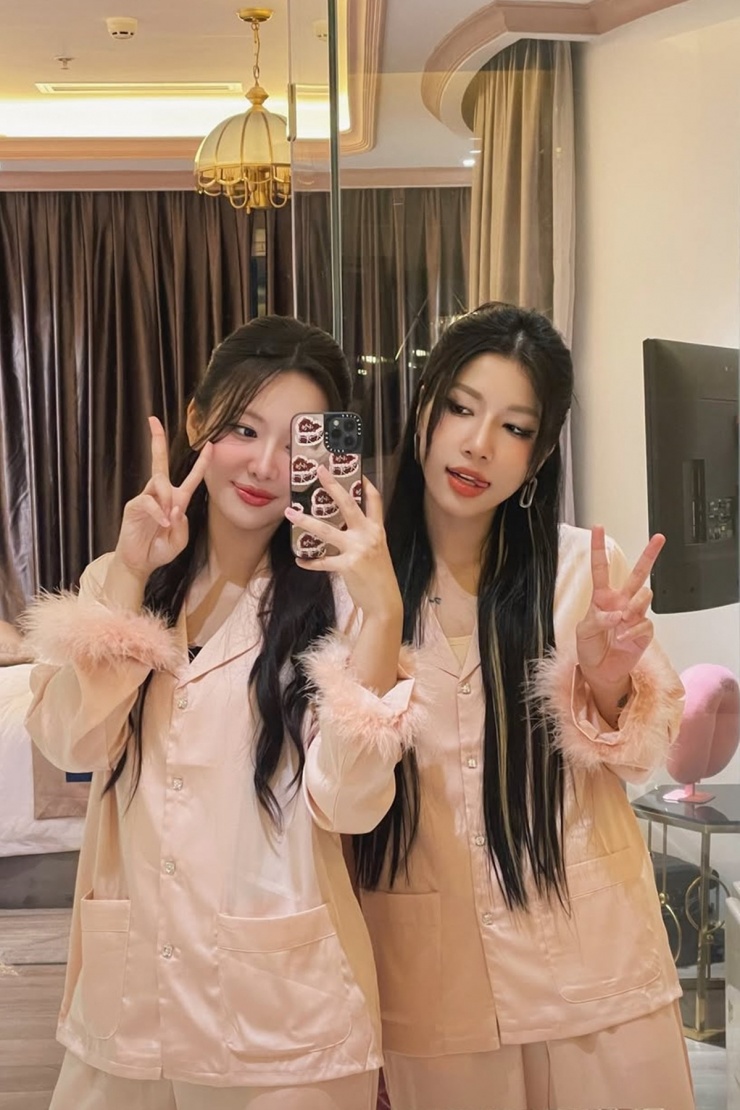 Gia nhập 'Em xinh say hi', Lyhan dần thay đổi phong cách, thử nhiều item thời trang mềm mại và nữ tính hơn.