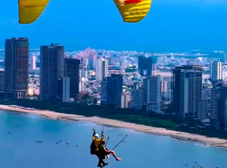 Dịch vụ nhảy dù mạo hiểm từ núi Sơn Trà nở rộ nhiều năm qua và được du khách ưa thích khi đến Đà Nẵng: Ảnh: MT.