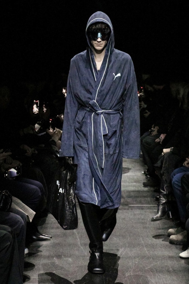 Với mùa mốt Thu Đông năm nay, Tom Ford, Victoria Beckham, Balenciaga đồng loạt đưa áo choàng tắm thành đồ đắt tiền. Ảnh: Gorunway