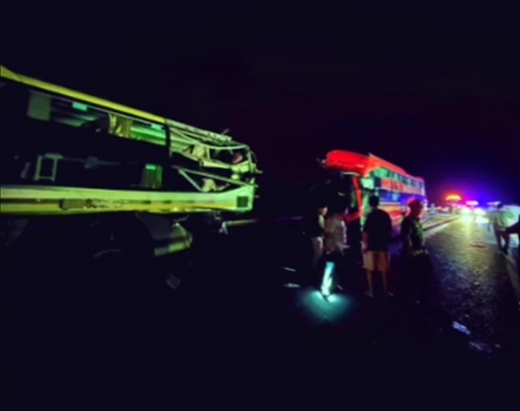 Hàng chục hành khách được đưa đi cấp cứu.