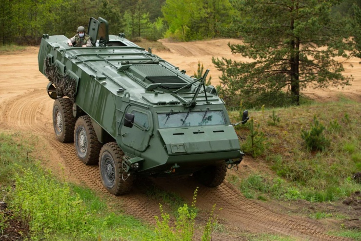 Bộ trưởng Quốc phòng Latvia Andris Sprūds tuyên bố rằng những xe bọc thép chở quân Patria 6x6 đầu tiên sẽ sớm được chuyển giao và xác nhận rằng khoản viện trợ này cũng sẽ bao gồm việc đào tạo và trang bị cho binh sĩ Ukraine. (Ảnh: Bộ Quốc phòng Latvia)