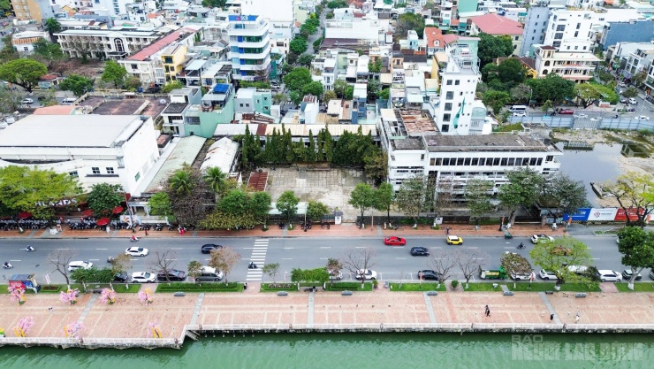 Đây là tuyến đường nơi tọa lạc chợ Hàn – điểm đến sôi động thu hút đông đảo du khách trong và ngoài nước. Khu vực này cũng tập trung nhiều khách sạn, quán cà phê và cửa hàng lưu niệm, tạo nên không gian nhộn nhịp, đậm sắc màu du lịch giữa lòng thành phố.