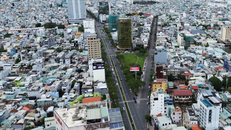 Đường Nguyễn Văn Linh (đoạn từ Phan Thanh đến Bạch Đằng) có giá đất tăng mạnh, cao nhất đạt 242 triệu đồng/m², tăng đáng kể so với đầu năm.