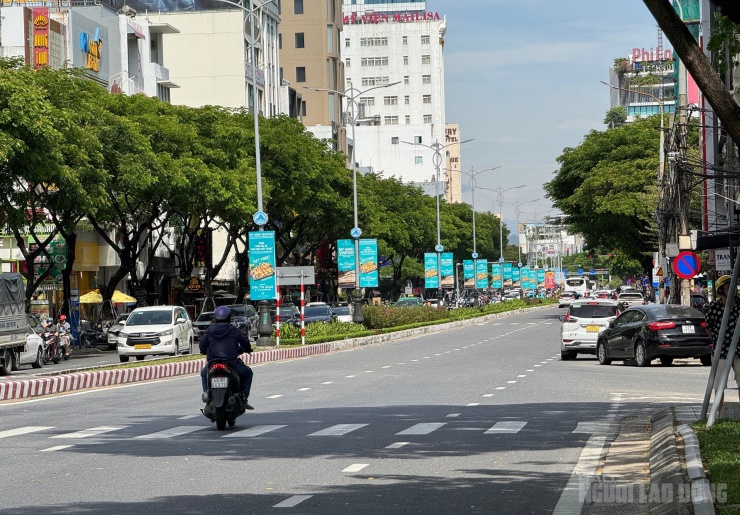 Đường Nguyễn Văn Linh dài khoảng 2,5 km, bắt đầu từ sân bay Đà Nẵng và kết thúc tại chân Cầu Rồng, nối thẳng với lõi trung tâm thành phố và vươn ra biển Mỹ Khê. Đây được xem là “con đường tài chính” với mật độ cao các tòa nhà văn phòng, ngân hàng, điểm kinh doanh đa dạng, góp phần tạo nên nét năng động, trẻ trung của đô thị.