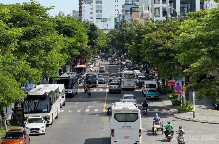 Đường Trần Hưng Đạo (đoạn từ cầu sông Hàn đến cầu Rồng) có giá đất nhảy vọt, đạt đỉnh 182 triệu đồng/m², gần gấp đôi so với trước. Đây là tuyến phố ven sông Hàn, dài khoảng 4,4 km với vỉa hè rộng thoáng. Con đường này là điểm lý tưởng để ngắm cầu Rồng, cầu sông Hàn, cầu Tình Yêu và tượng Cá Chép hóa Rồng. Buổi sáng rộn ràng bởi hàng quán cà phê, nhà hàng, buổi tối nhộn nhịp khi dân và du khách tụ tập hóng gió, xem phun lửa, phun nước từ cầu Rồng hoặc thưởng thức pháo hoa quốc tế.
