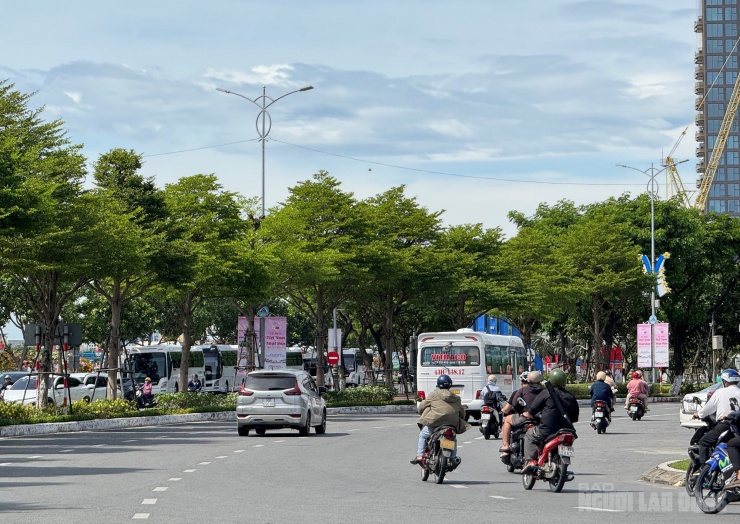 Đường 2-9 (đoạn từ Bảo tàng Chăm đến Phan Thành Tài) nằm gần khu hành chính trung tâm, giá đất đoạn này đạt 162 triệu đồng/m². Tuyến đường này là trục giao thông quan trọng, sầm uất bậc nhất Đà Nẵng, kết nối các cây cầu lớn như cầu Rồng, cầu Trần Thị Lý và đi qua nhiều điểm vui chơi.