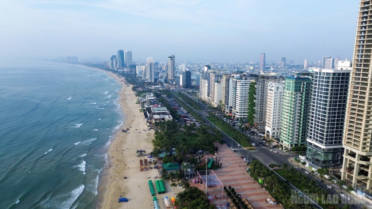 Đường Võ Nguyên Giáp (đoạn từ Nguyễn Huy Chương đến Phạm Văn Đồng), tuyến đường ven biển nổi bật có giá đất cao nhất 220 triệu đồng/m². Con đường này chạy dọc bãi biển Mỹ Khê – một trong những bãi biển quyến rũ nhất hành tinh.
