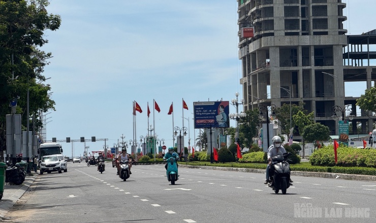 Đường Phạm Văn Đồng là tuyến đường du lịch quan trọng có mức giá cao nhất 197 triệu đồng/m². Đường dài khoảng 1,6 km, rộng 56 m với 8 làn xe, nối Ngô Quyền và Võ Nguyên Giáp. Là tuyến giao thông huyết mạch ra biển, nơi đây xuất hiện nhiều khách sạn, nhà hàng cao tầng và tiện ích phục vụ du khách.