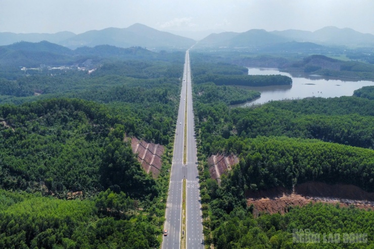 Tại các xã, phường thuộc huyện Hòa Vang cũ, giá đất nông thôn và khu dân cư tăng mạnh, lần lượt 170% và 160%. Các quận, huyện còn lại có mức điều chỉnh giá đất phổ biến từ 125–156%, theo bảng giá đất mới có hiệu lực từ ngày 7-7.