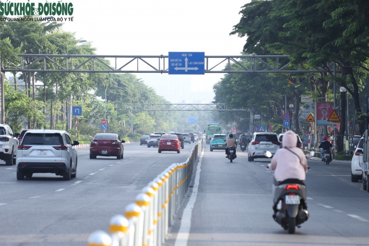 Ngày đầu phân làn cứng trên đường Võ Chí Công không xảy ra tình trạng xe máy 'cướp làn' ô tô nhiều như ở tuyến Phạm Văn Đồng trước đó.