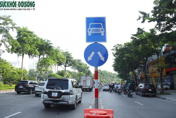Xe máy &#39;lạc&#39; làn phải đi lùi trên đường Võ Chí Công ngày đầu phân làn cứng - 4