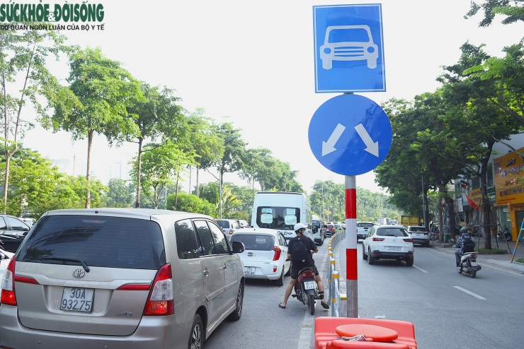 Vẫn còn trường hợp xe máy đi vào làn ô tô trong sáng ngày 9/7 nhưng không nhiều.