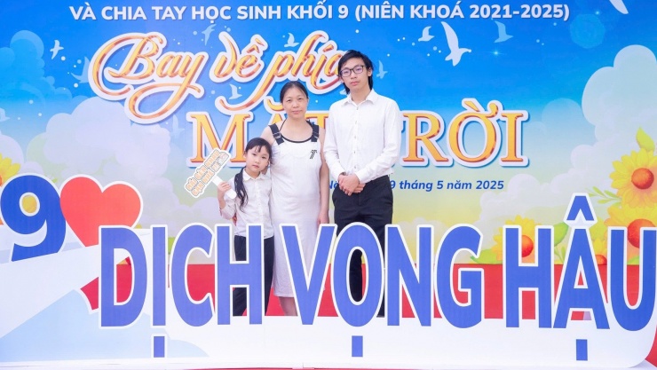 Nam sinh Nguyễn Mạnh Đức cùng mẹ và em gái. Ảnh: NTCC