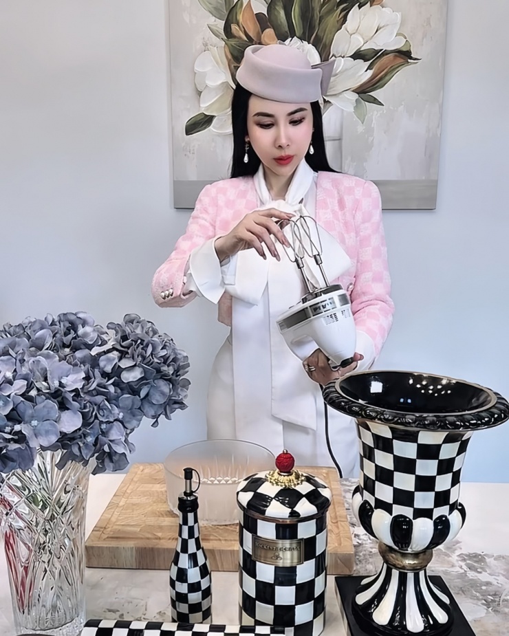 Hoàng Dung cho biết cô vốn có tình yêu với thời trang và là khách hàng thân thiết của nhiều thương hiệu lớn từ khi còn ở Việt Nam. Khi sang Mỹ định cư từ cuối năm ngoái, cô như 'cá gặp nước', có thêm nhiều cơ hội để cập nhật xu hướng mới và sắm những bộ đồ hàng hiệu ưng ý. Cô quan niệm, thời trang là ngôn ngữ thể hiện tính cách, thông điệp của bản thân nên dù ở bất cứ hoàn cảnh nào, đi làm, dạo phố, du lịch... thậm chí vào bếp, cô cũng luôn chú trọng việc mặc đẹp và có gout.