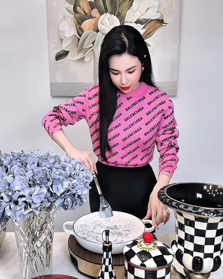 Thời gian qua, Hoàng Dung thường xuyên chia sẻ những video cô nấu ăn cho gia đình trên trang cá nhân và nhận được nhiều bình luận tích cực từ khán giả. Không chỉ được khen có style ăn mặc, cô còn thể hiện sự khéo léo với những món ăn Âu - Á.
