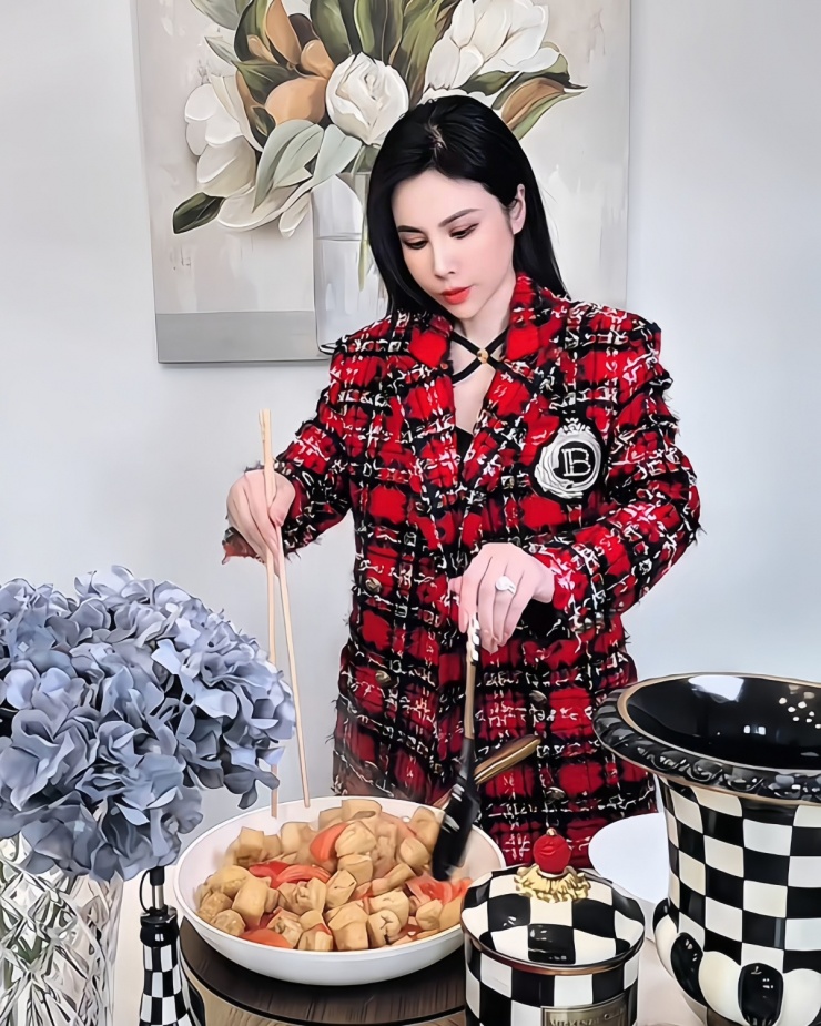 Người đẹp nói ở tuổi ngoài 40, cô đang tận hưởng cuộc sống theo cách riêng. Việc mặc đẹp, nấu ăn giúp cô thấy vui vẻ, đồng thời lan tỏa thông điệp tích cực, khuyến khích phụ nữ hãy luôn yêu chính mình. Khi nhiều khán giả thắc mắc về việc cô mặc chiếc áo trị giá cả trăm triệu đồng để vào bếp, hoa hậu cho rằng phụ nữ hiện đại vừa có thể vững vàng về tài chính vừa chu toàn được việc nhà.