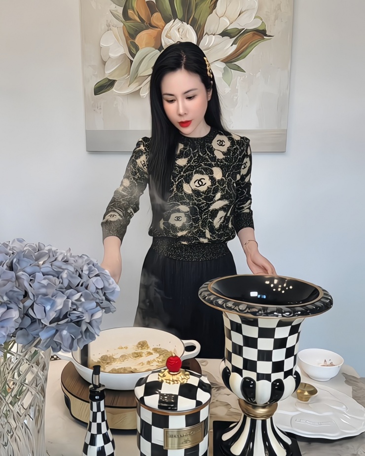 Hoa hậu mặc chiếc áo len giá hơn 8.000 USD (khoảng 210 triệu đồng) trong một lần nấu món ăn yêu thích của con trai. Hoàng Dung nói để nguôi ngoai nỗi nhớ quê hương khi sang Mỹ, cô thường nấu những món ăn Việt Nam để cả gia đình cùng thưởng thức.