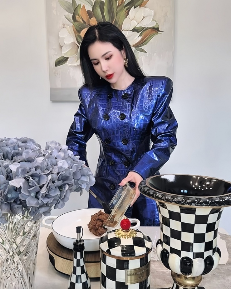 Chiếc áo blazer độn vai của Dolce&amp;Gabbana giá gần 4.000 USD (hơn 100 triệu đồng) mang đến cho cô phong thái quyền lực. Trước đây khi ở Việt Nam, vì bận rộn công việc nên Hoàng Dung ít khi vào bếp, tuy nhiên cô vẫn biết nấu nhiều món và có thể nấu ăn mỗi khi có dịp.