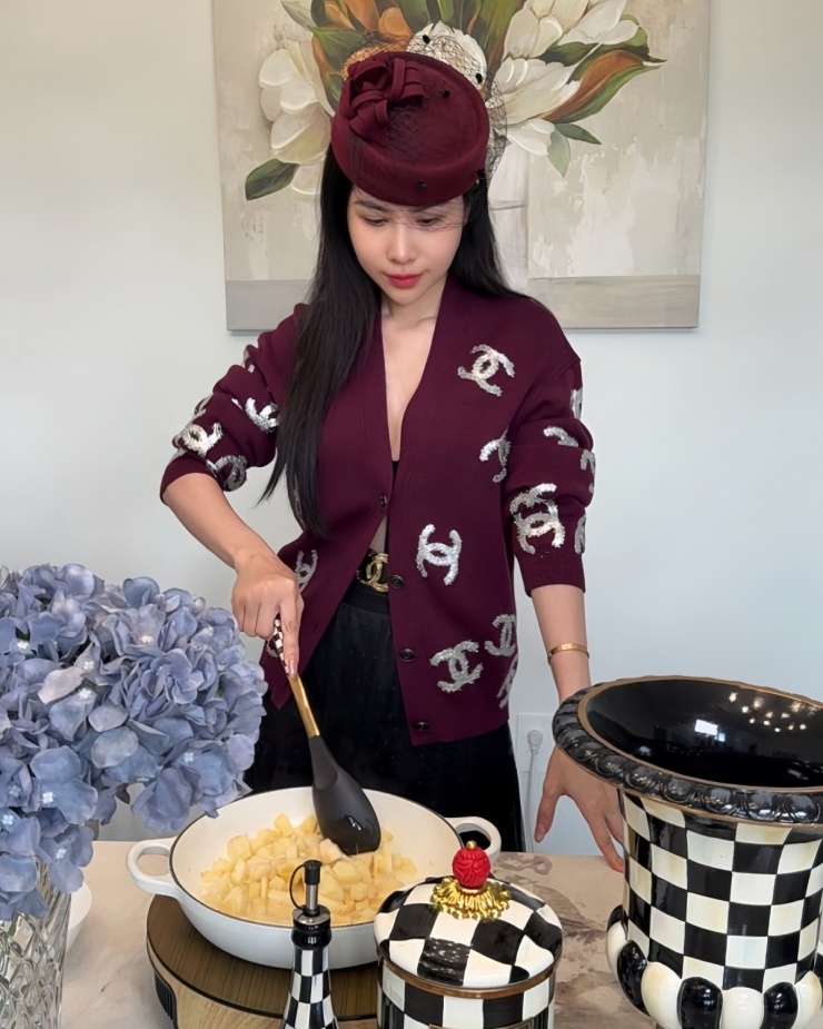 Hoàng Dung được bạn bè khen như quý tộc khi mặc cardigan Chanel giá gần 10.000 USD (hơn 250 triệu đồng), phối cùng mũ phong cách hoàng gia. Nhiều khán giả khen độ tháo vát của nàng hậu khi mặc đồ cầu kỳ nhưng tay chân vẫn thoăn thoắt.