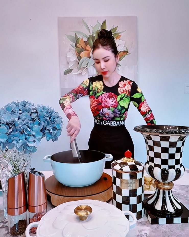 Những video mặc đẹp và kể chuyện của cô thu hút hàng trăm nghìn, có video đạt hơn một triệu lượt xem cùng nhiều bình luận trên Tiktok.