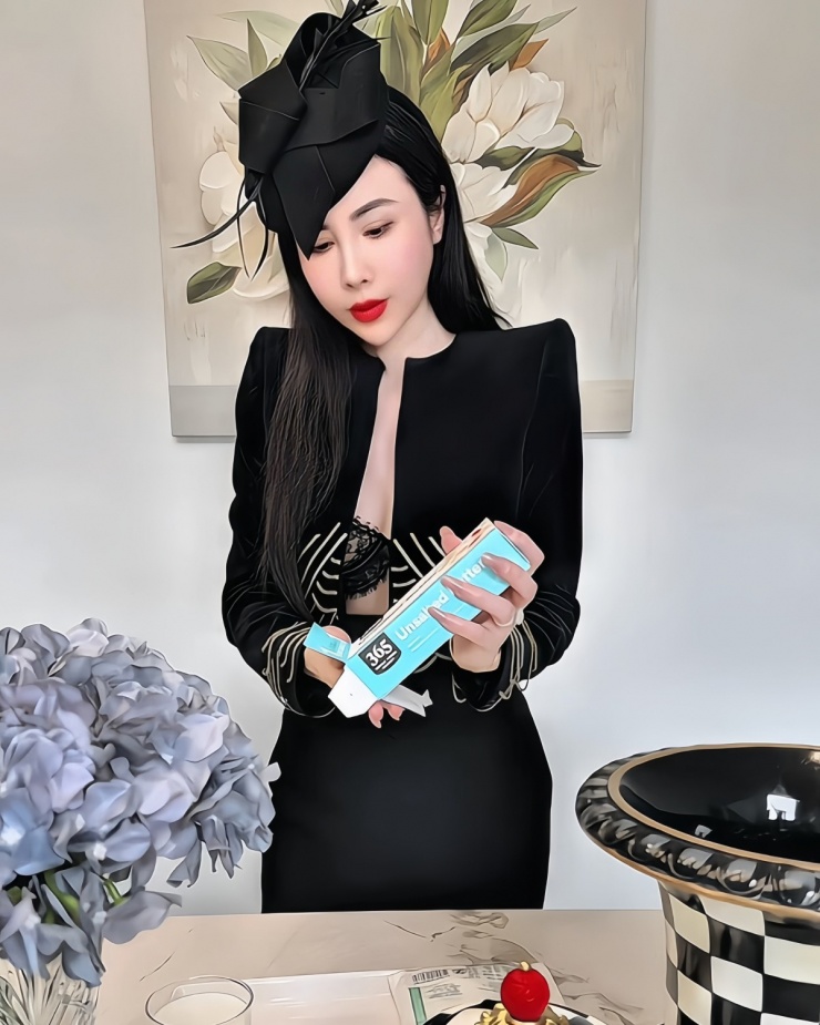 Người đẹp 40 tuổi đứng bếp cùng bộ trang phục sexy. Trong các video nấu nướng, cô lên đồ không trùng lặp, mỗi lần một phong cách.