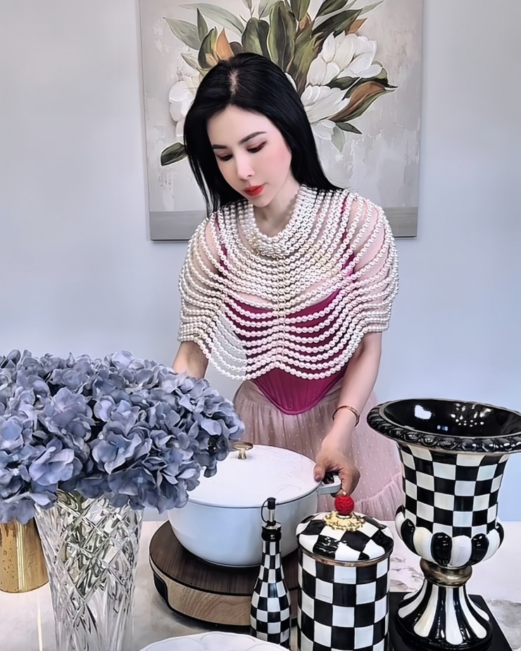 Hoàng Dung mặc như đi tiệc để vào bếp
