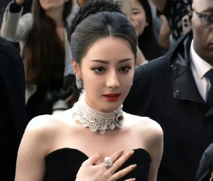Trong loạt ảnh mới, Địch Lệ Nhiệt Ba được khen ngợi sang trọng, kiều diễm. Nữ diễn viên được ví là "đóa hồng đen" trong chiếc váy được thương hiệu thời trang Nhật Bản Adeam thiết kế riêng cho cô. Các chủ đề liên quan tới hành trình tham dự Paris Fashion Week của Địch Lệ Nhiệt Ba liên tục chiếm sóng trên MXH Trung Quốc với hơn 50 triệu lượt đọc. Trong đó, nhiều người khẳng định với thế hệ nghệ sĩ trẻ hiện tại, Địch Lệ Nhiệt Ba là người có phong độ ổn định và luôn khiến công chúng tự hào mỗi khi tham gia các sự kiện thời trang quốc tế.