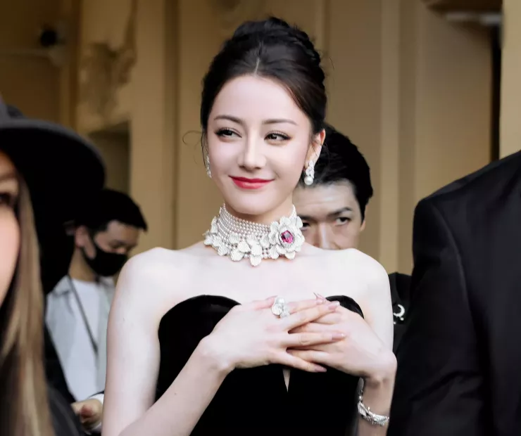 Địch Lệ Nhiệt Ba bước sang tuổi 33, đúng vào thời điểm nhan sắc mặn mà nhất. Nữ diễn viên duy trì hình tượng gợi cảm, thanh lịch trong mỗi sự kiện. Nhờ nhan sắc nổi bật, Địch Lệ Nhiệt Ba dần thay thế Phạm Băng Băng trở thành "nữ hoàng thảm đỏ" của Trung Quốc. Thậm chí, trong nhiều sự kiện, khi mỹ nhân Tân Cương không tham gia, khán giả còn cảm thấy thảm đỏ ngày hôm đó chưa đủ thu hút.