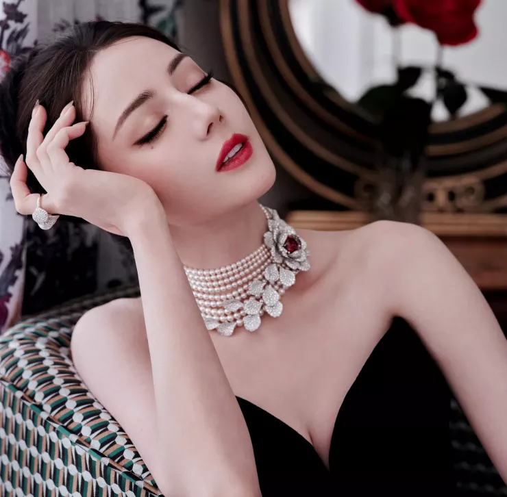 Ngày 28/7, bộ phim Lợi kiếm hoa hồng do Nhiệt Ba đóng chung với Kim Thế Giai lên sóng đài truyền hình trung ương Trung Quốc CCTV8 . Đây là tác phẩm trở lại sau hai năm của mỹ nhân Tân Cương. Đồng thời, trong phim Địch Lệ Nhiệt Ba vào vai nữ cảnh sát. Vì vậy, người hâm mộ kỳ vọng Lợi kiếm hoa hồng có thành tích tốt.