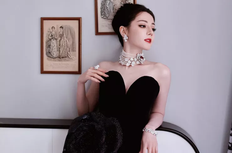 Ngoài Lợi kiếm hoa hồng, Địch Lệ Nhiệt Ba còn hai tác phẩm khác đã quay xong là Mộ Tư Từ và Kiêu khởi thanh nhưỡng (tên khác: Cú rời đất xanh ). Tạo hình của nữ diễn viên trong 2 dự án trên được khen đẹp và mới lạ hơn, thu hút sự quan tâm của khán giả. Tuy nhiên, vấn đề của Địch Lệ Nhiệt Ba là diễn xuất yếu, đôi mắt to vô hồn.