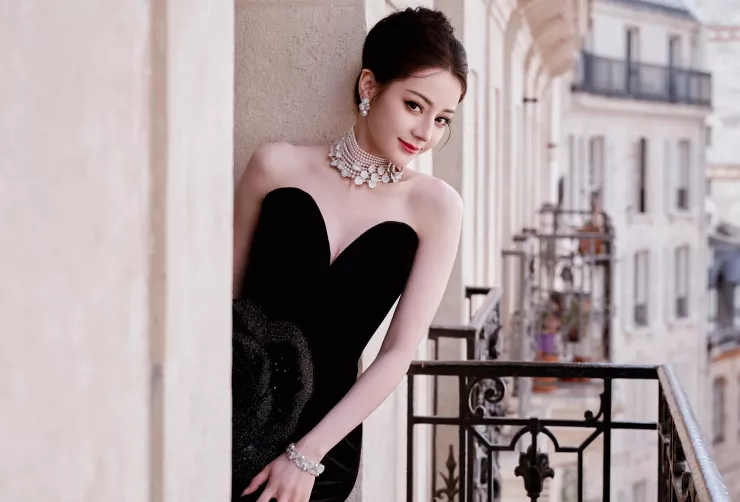 Theo QQ, để có bước tiến mới trong sự nghiệp, Địch Lệ Nhiệt Ba muốn rời khỏi công ty quản lý hiện tại là Gia Hành Thiên Hạ. Tuy nhiên, công ty tìm nhiều cách giữ chân "con gà đẻ trứng vàng". Người thạo tin trong giới cho biết Gia Hành Thiên Hạ sẵn sàng tặng Nhiệt Ba cổ phần trong công ty, mặt khác họ cũng tung nhiều tin đồn không có lợi cho nữ diễn viên khiến cô phải phụ thuộc vào công ty quản lý.