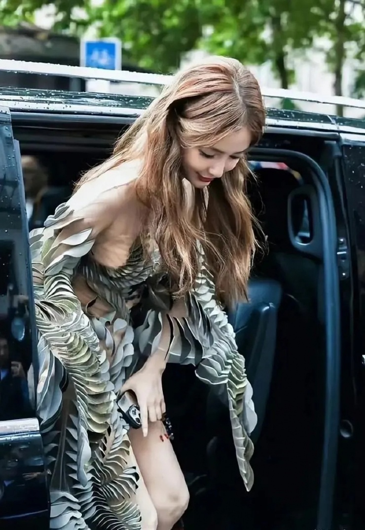 Angelababy tham dự Tuần lễ Thời trang Haute Couture Thu/Đông 2025 của Iris van Herpen hôm 7/7. Cô mặc chiếc váy dài từ bộ sưu tập Haute Couture Xuân/Hè 2018 của thương hiệu.