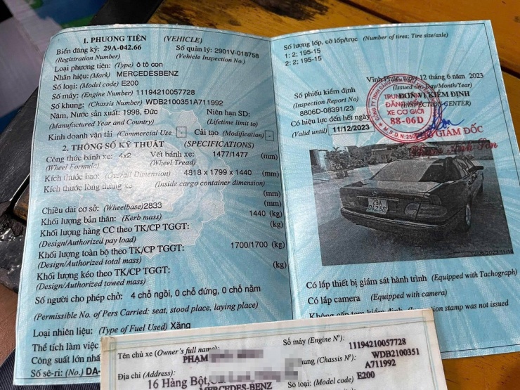Anh Hùng khoe giấy đăng kiểm. Để sử dụng ổn định, anh Hùng bỏ thêm khoảng 50 triệu đồng nâng cấp, thay thế phụ tùng. Ảnh: NVCC