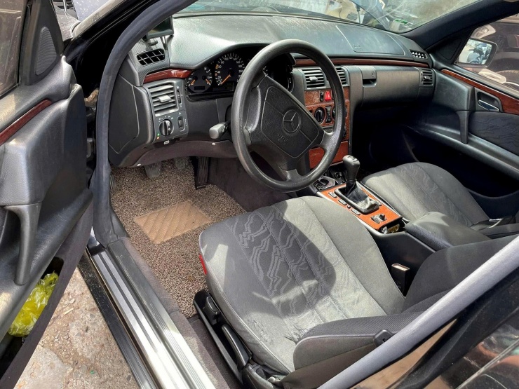 Nội thất chiếc Mercedes E200 sản xuất năm 1998 sau 27 năm sử dụng. Ảnh: NVCC