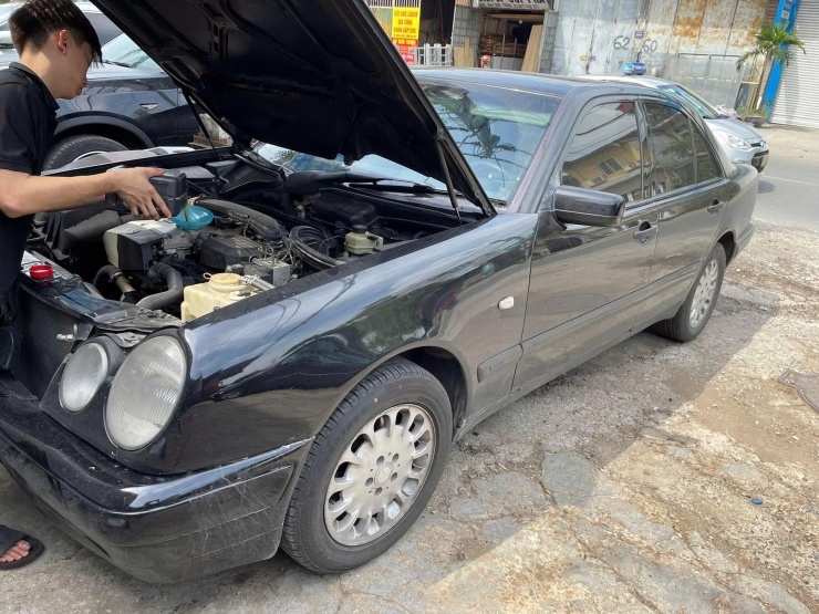 Chiếc Mercedes E200 sản xuất năm 1998 của anh Hùng mua về với giá 60 triệu đồng. Ảnh: NVCC