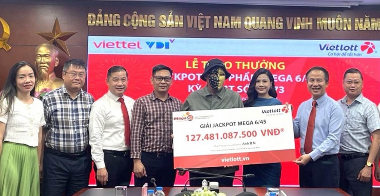 Anh B.N nhận giải Jackpot với giá trị hơn 127 tỷ đồng. Ảnh: Vietlott